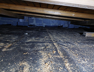 Zateplení domu s pultovou střechou pomocí foukané izolace